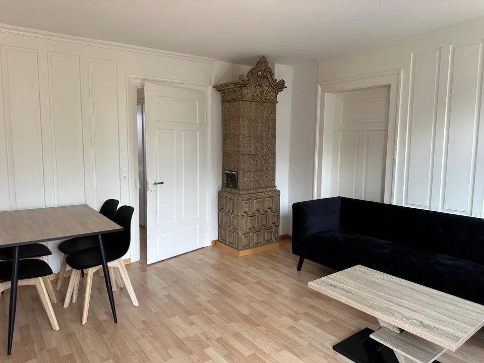 Helles & möbliertes Zimmer in WG mit Wohnzimmer