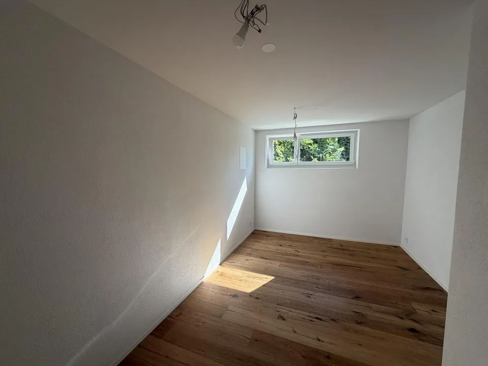 Hochwertige 2.5-Zimmer-Einliegerwohnung mit privatem Aussenbereich und Üetlibergblick