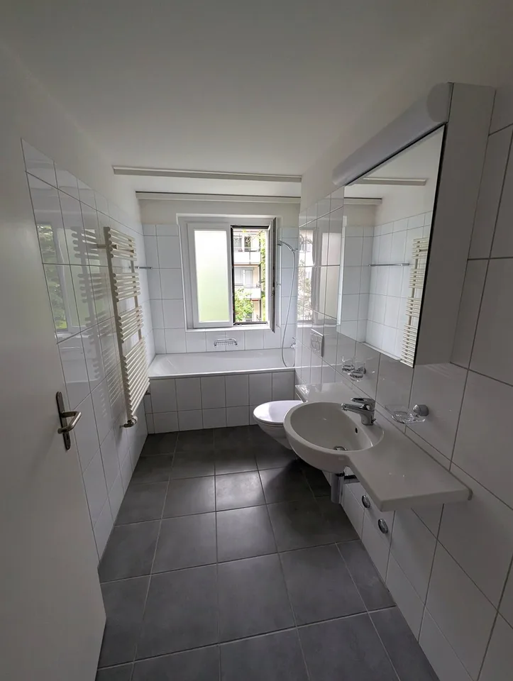 Dein Zuhause auf 80 m2: möbliertes Zimmer + ganze Design-Wohnung, Bali-Bad, Balkon - all inclusive
