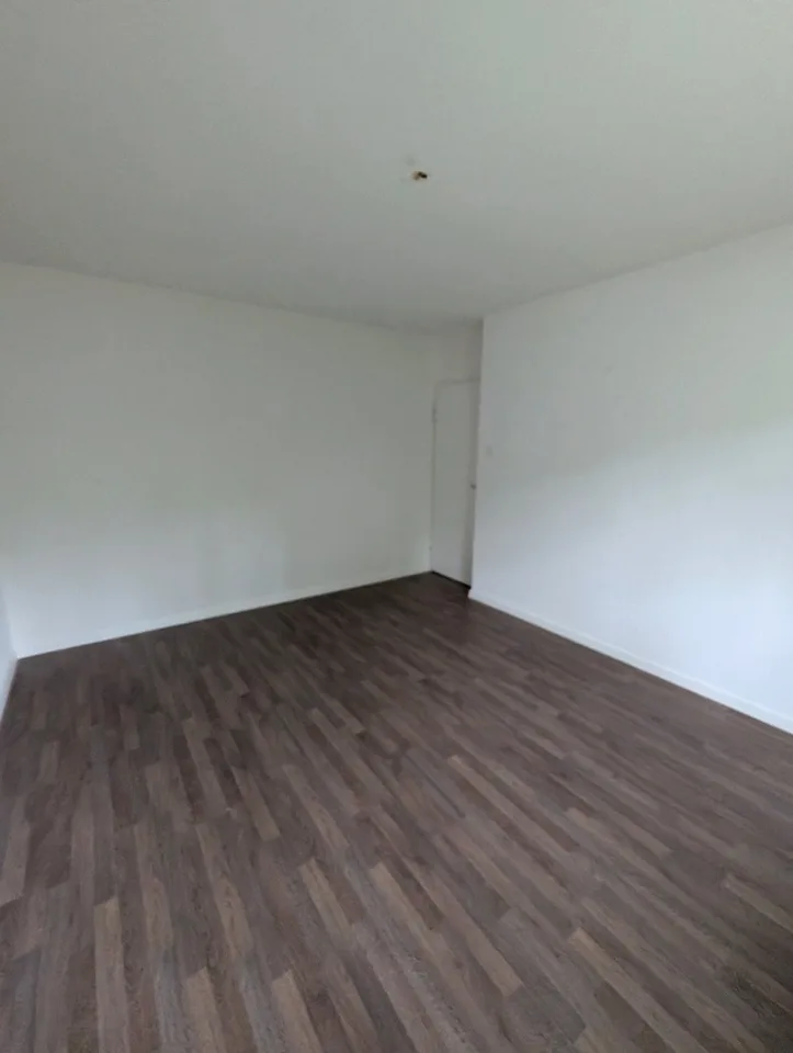 Dein Zuhause auf 80 m2: möbliertes Zimmer + ganze Design-Wohnung, Bali-Bad, Balkon - all inclusive