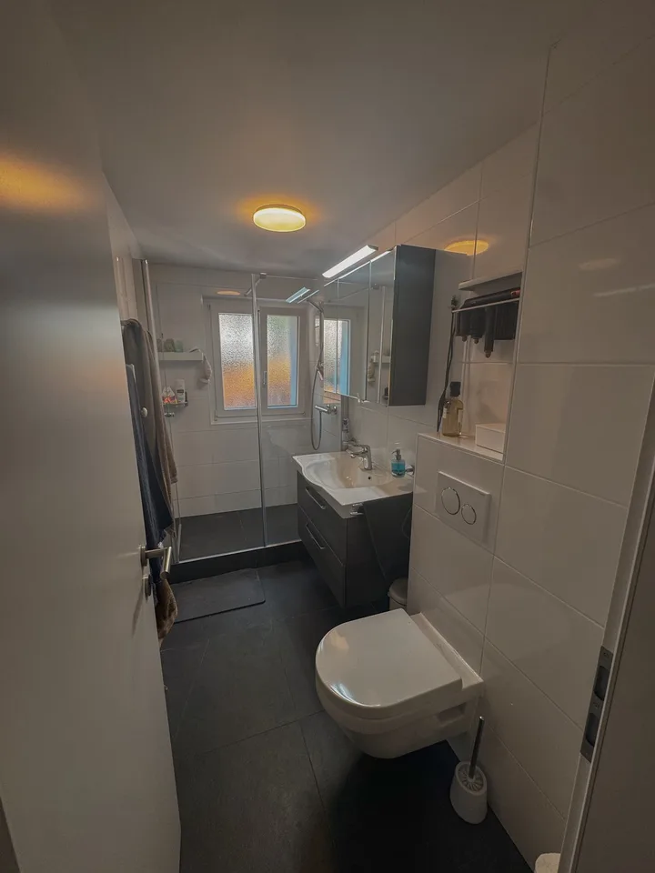 Moderne, lichtdurchflutete 2.5-Zimmer-Wohnung mit 15m² Balkon – ruhig & direkt beim Bahnhof Möhlin