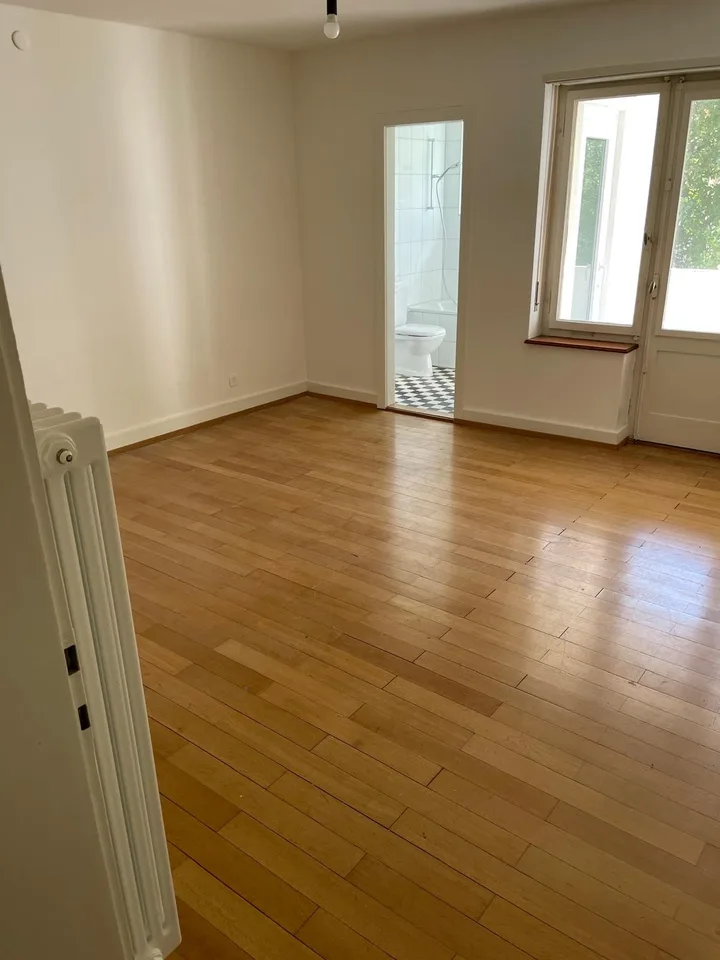 zwei 3 ZWG Altbau mit je zwei Balkonen (befristet)