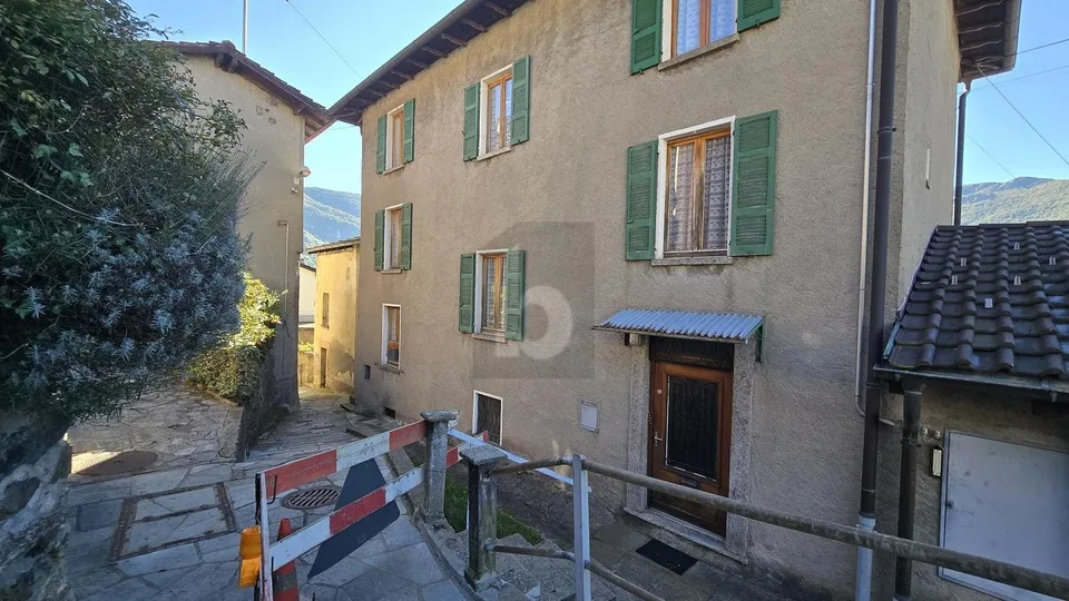 SOLEGGIATA CON GIARDINO