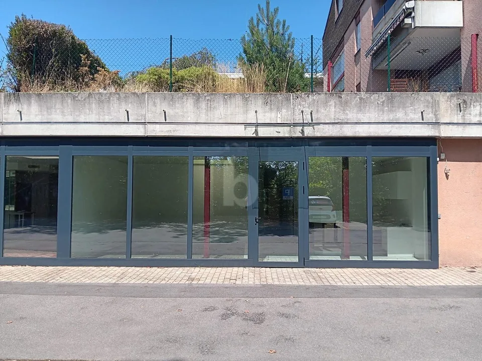 LOCAUX FONCTIONNELS, EMPLACEMENT STRATÉGIQUE