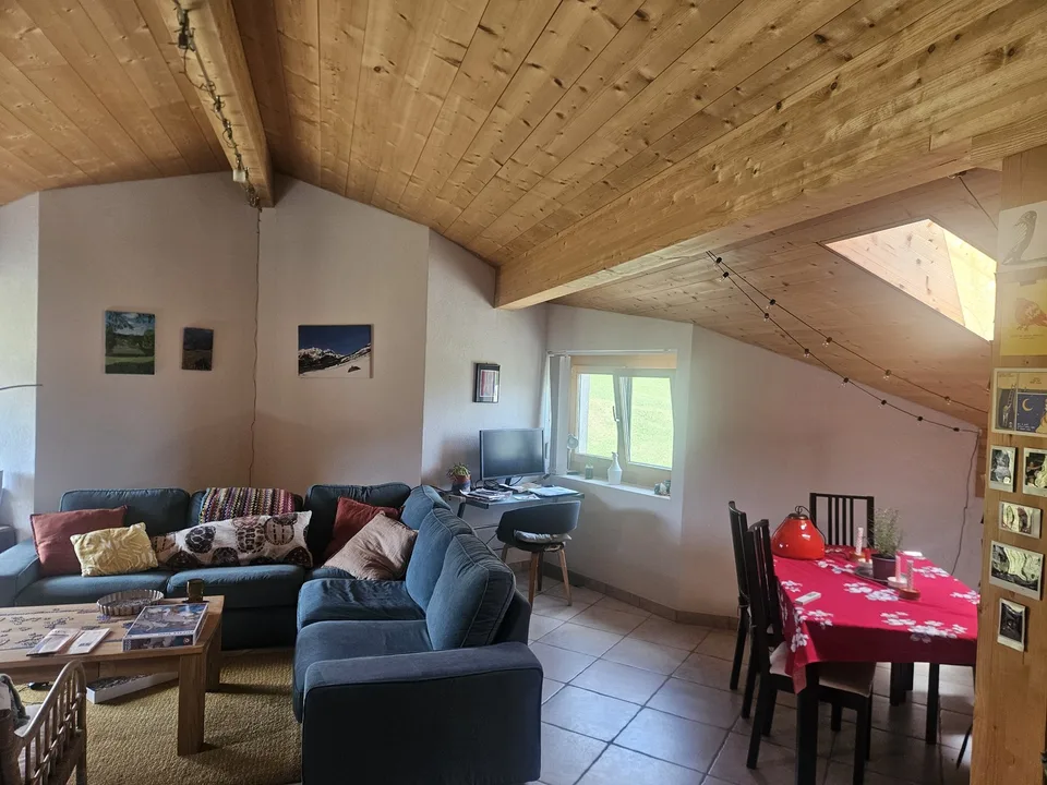 Geräumige 1-Zimmer-Dachgeschosswohnung in Frauenkirch. 2 Minuten zu Fuß von der Bahnhaltestelle entfernt.