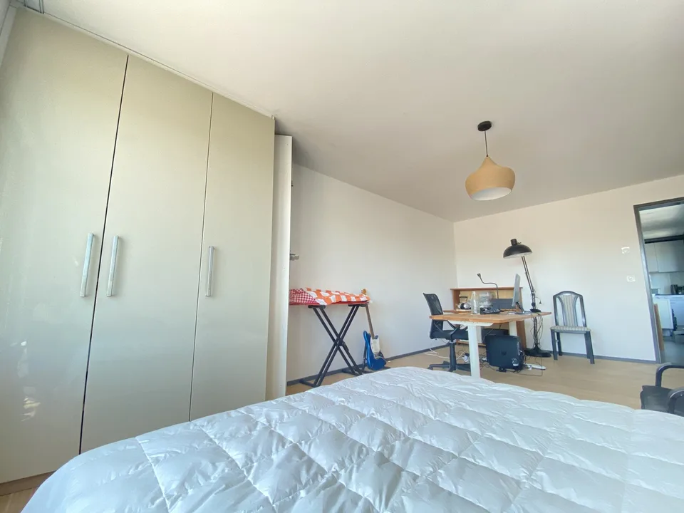 Untermieterin gesucht: Helles & grosszügiges Zimmer (21 m²) in moderner Attikawohnung mit riesiger Dachterrasse & tollem Ausblick (2er-WG, teilmöbliert)