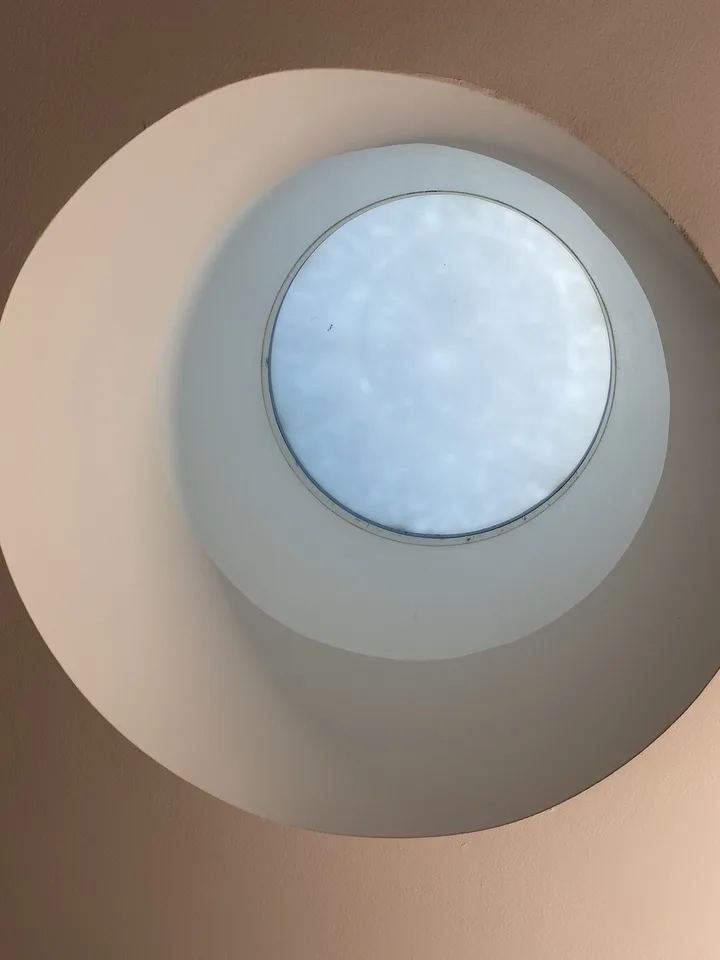 Untermieterin gesucht: Helles & grosszügiges Zimmer (21 m²) in moderner Attikawohnung mit riesiger Dachterrasse & tollem Ausblick (2er-WG, teilmöbliert)
