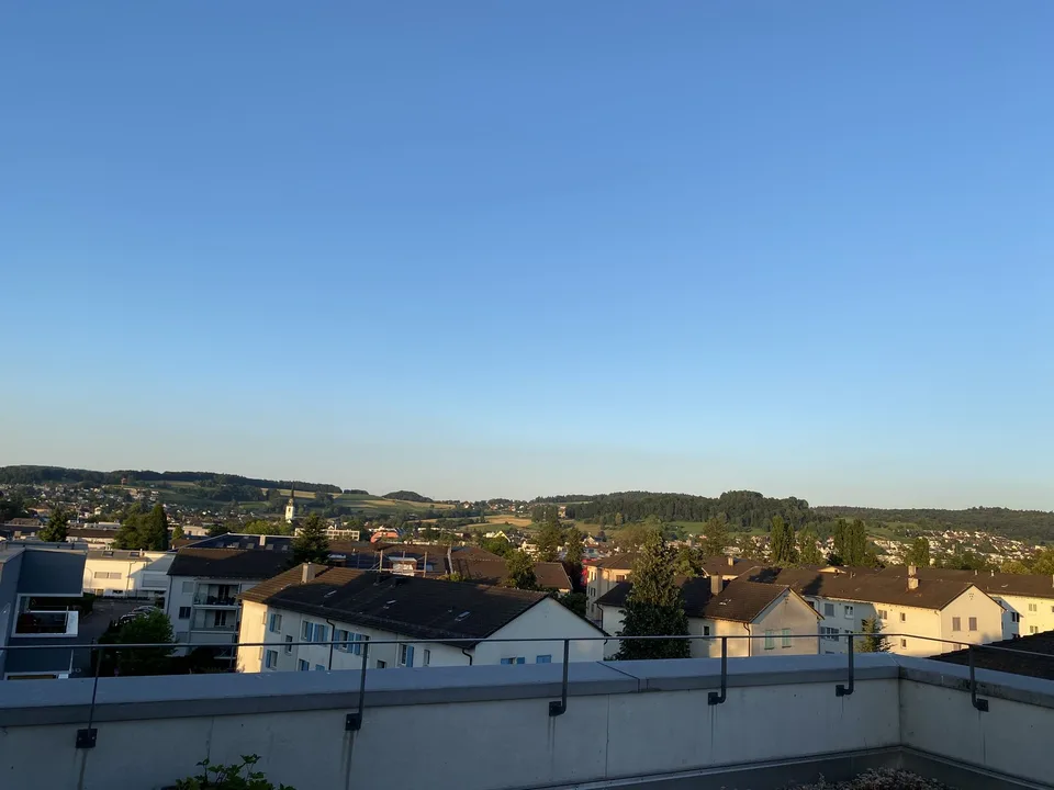 Untermieterin gesucht: Helles & grosszügiges Zimmer (21 m²) in moderner Attikawohnung mit riesiger Dachterrasse & tollem Ausblick (2er-WG, teilmöbliert)