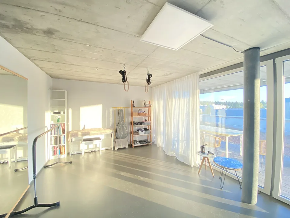 Untermieterin gesucht: Helles & grosszügiges Zimmer (21 m²) in moderner Attikawohnung mit riesiger Dachterrasse & tollem Ausblick (2er-WG, teilmöbliert)