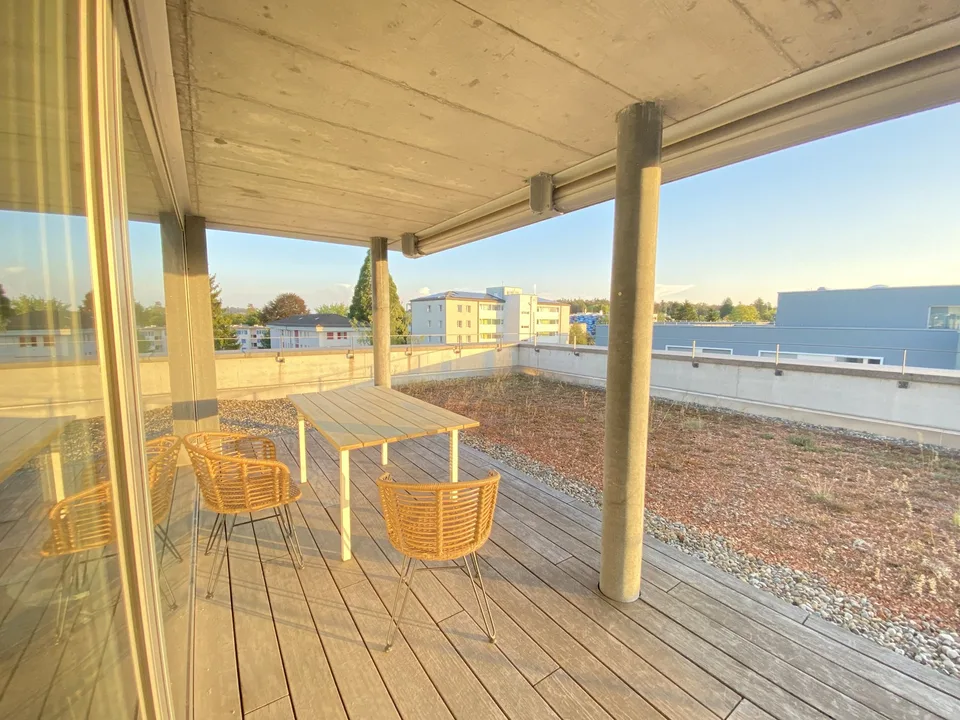 Untermieterin gesucht: Helles & grosszügiges Zimmer (21 m²) in moderner Attikawohnung mit riesiger Dachterrasse & tollem Ausblick (2er-WG, teilmöbliert)