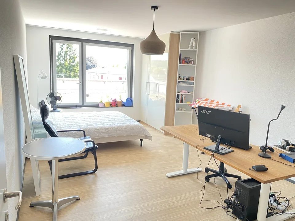 Untermieterin gesucht: Helles & grosszügiges Zimmer (21 m²) in moderner Attikawohnung mit riesiger Dachterrasse & tollem Ausblick (2er-WG, teilmöbliert)