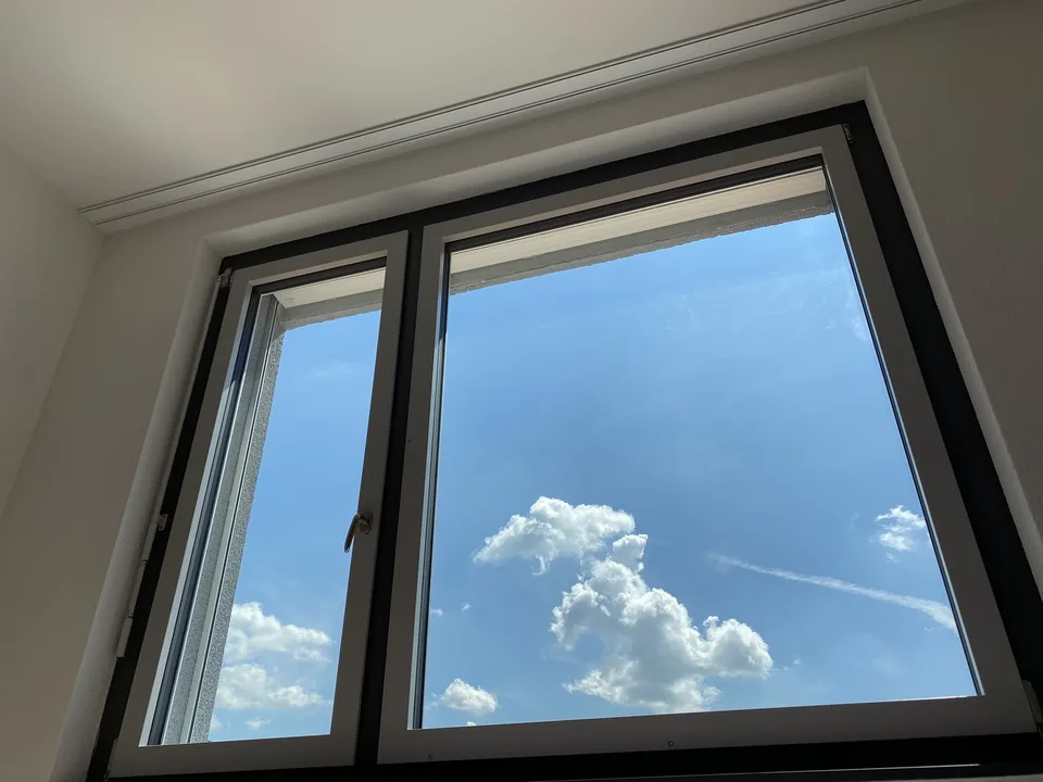 Untermieterin gesucht: Helles & grosszügiges Zimmer (21 m²) in moderner Attikawohnung mit riesiger Dachterrasse & tollem Ausblick (2er-WG, teilmöbliert)