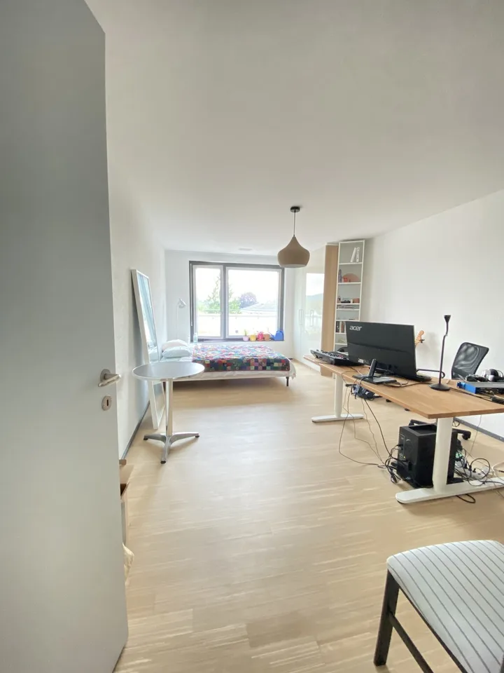 Untermieterin gesucht: Helles & grosszügiges Zimmer (21 m²) in moderner Attikawohnung mit riesiger Dachterrasse & tollem Ausblick (2er-WG, teilmöbliert)