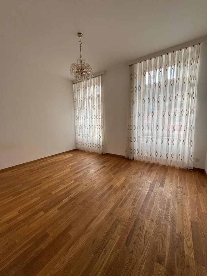 Grosszügige 3½-Zimmer-Wohnung mit Balkon in Biel /  Spacious 3.5-Room Apartment with Balcony in Biel