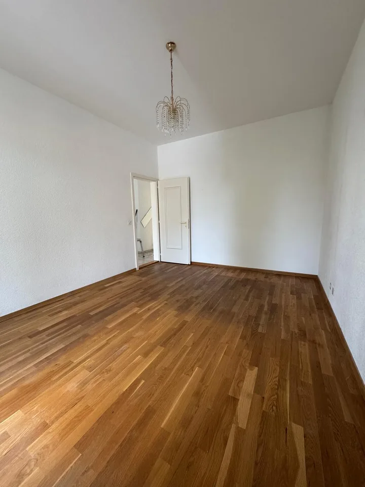 Grosszügige 3½-Zimmer-Wohnung mit Balkon in Biel /  Spacious 3.5-Room Apartment with Balcony in Biel