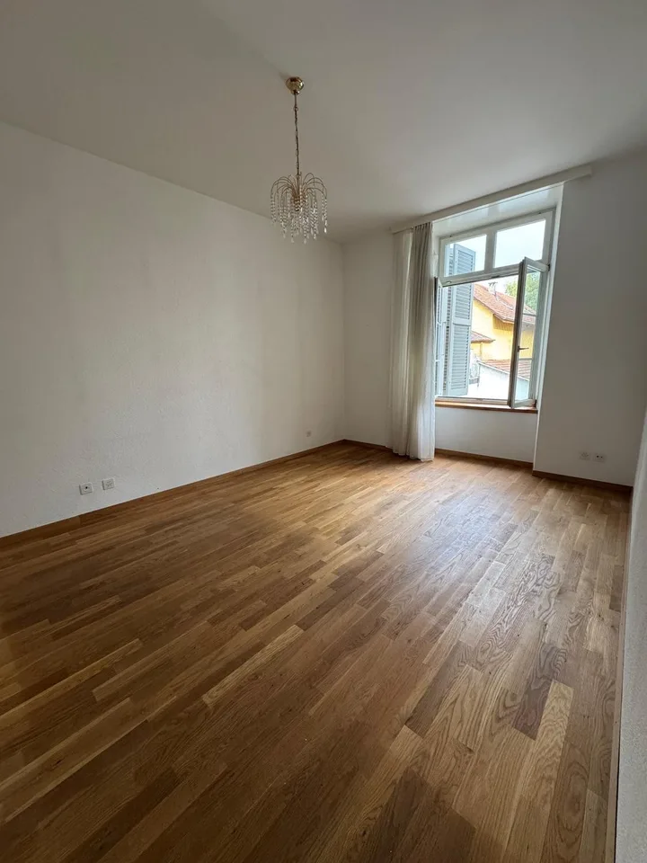 Grosszügige 3½-Zimmer-Wohnung mit Balkon in Biel /  Spacious 3.5-Room Apartment with Balcony in Biel