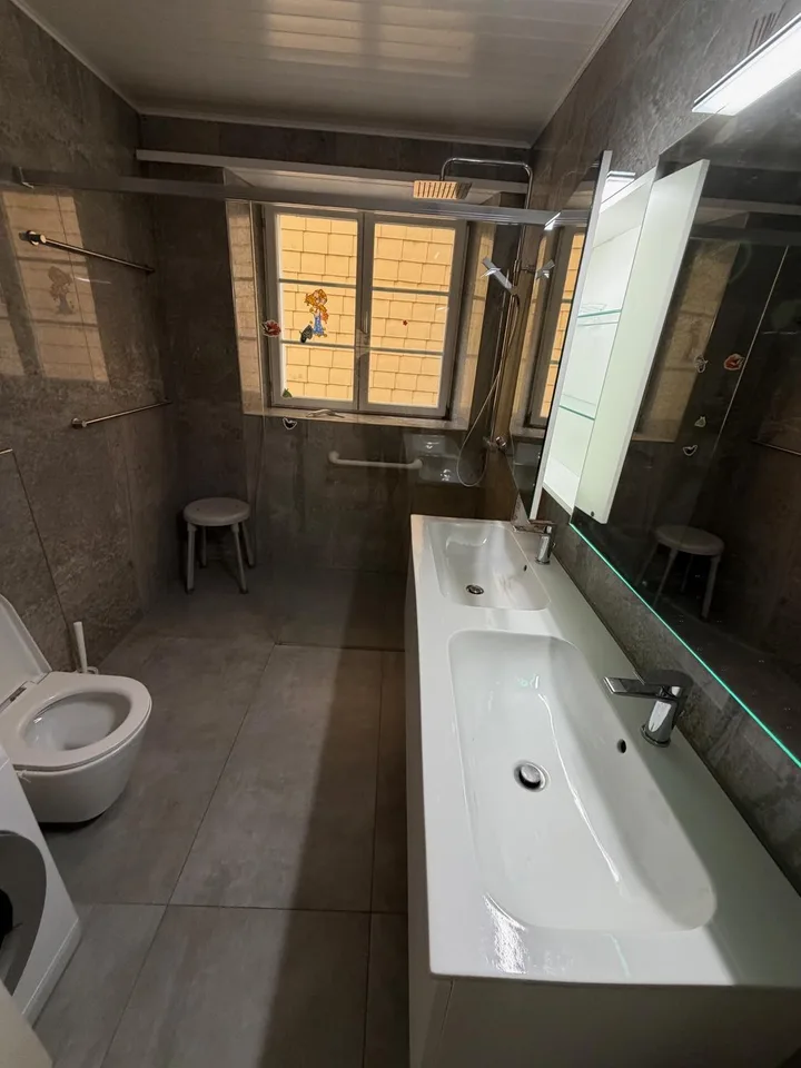 Grosszügige 3½-Zimmer-Wohnung mit Balkon in Biel /  Spacious 3.5-Room Apartment with Balcony in Biel