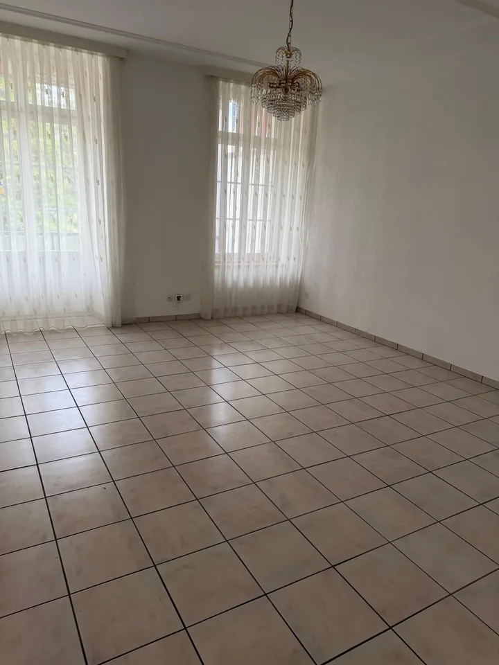 Grosszügige 3½-Zimmer-Wohnung mit Balkon in Biel /  Spacious 3.5-Room Apartment with Balcony in Biel