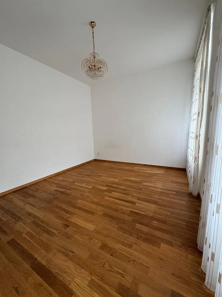 Grosszügige 3½-Zimmer-Wohnung mit Balkon in Biel /  Spacious 3.5-Room Apartment with Balcony in Biel