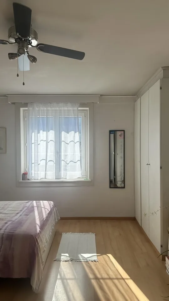 Helles möbliertes WG-Zimmer mit Balkonzugang