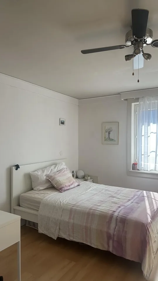 Helles möbliertes WG-Zimmer mit Balkonzugang