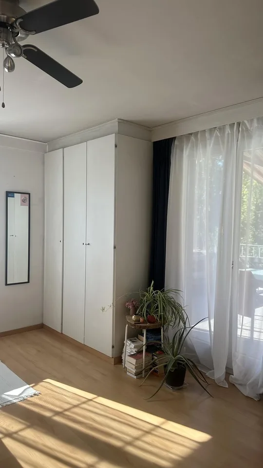 Helles möbliertes WG-Zimmer mit Balkonzugang