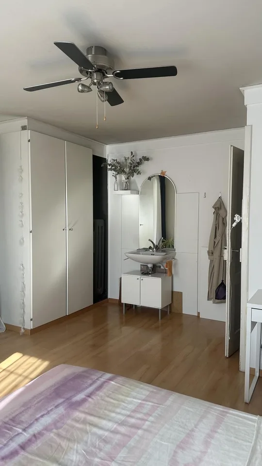 Helles möbliertes WG-Zimmer mit Balkonzugang