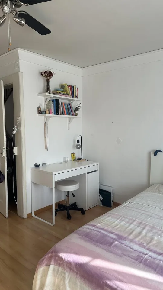 Helles möbliertes WG-Zimmer mit Balkonzugang