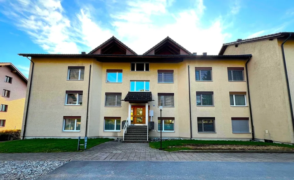 Familienfreundliche 4.5-Zimmer-Dachwohnung mit schöner Weitsicht