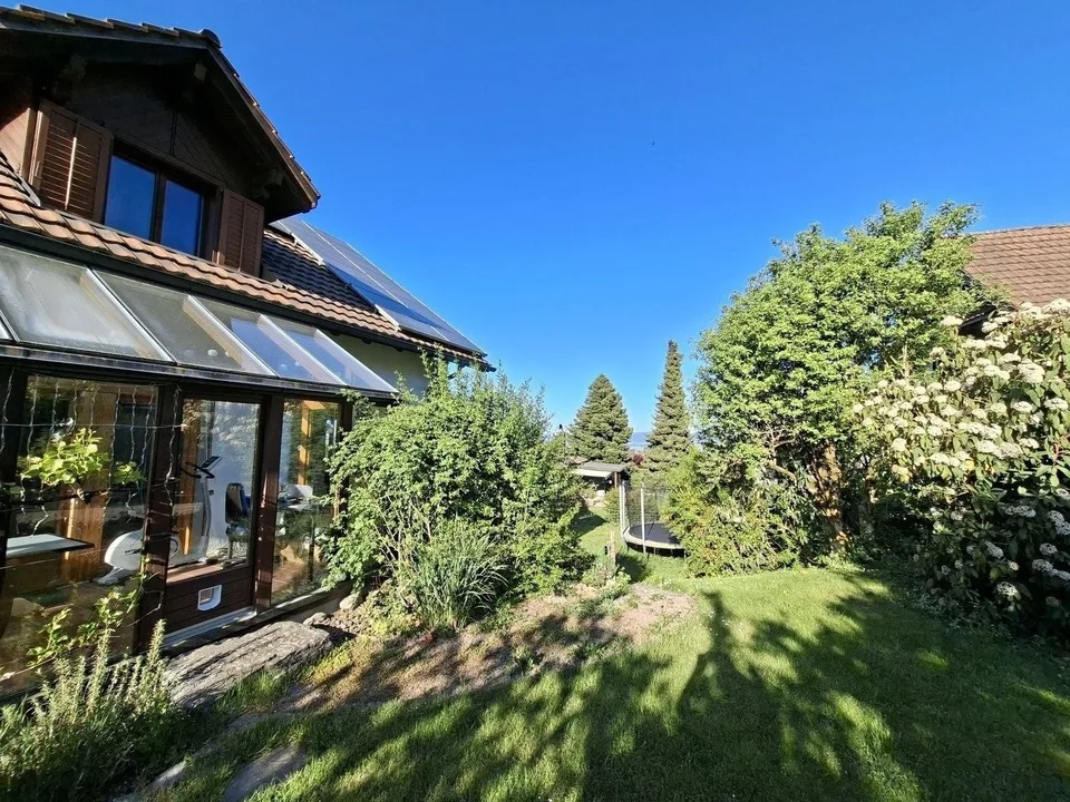 Einfamilienhaus mit grossem Garten und Wintergarten