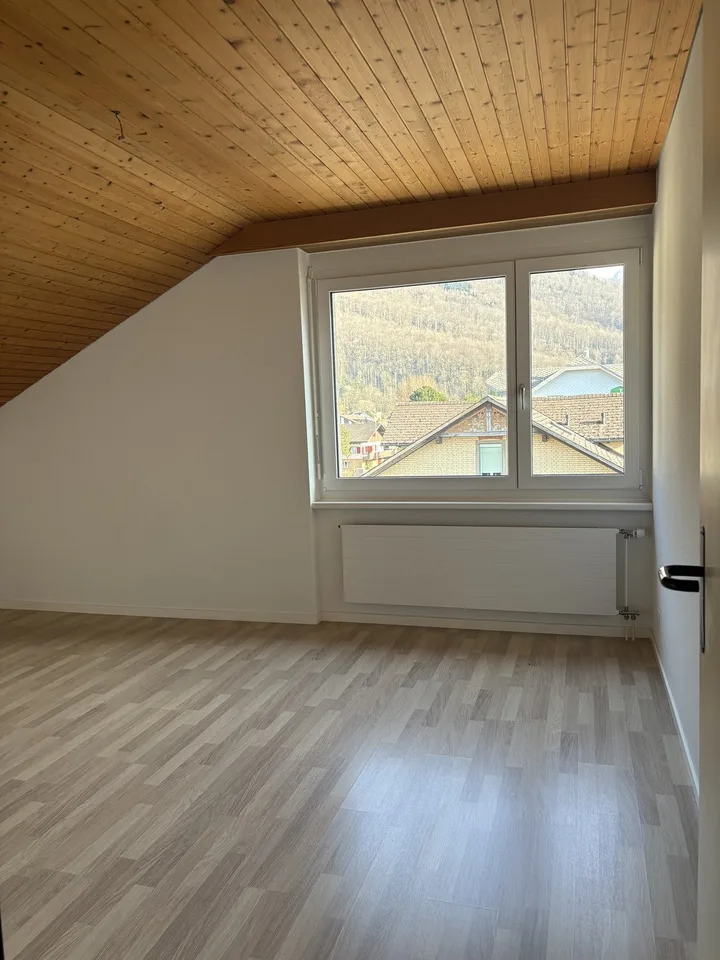 Familienfreundliche 4.5-Zimmer-Dachwohnung mit schöner Weitsicht