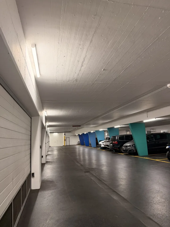 Moderne Tiefgaragenparkplätze im Zentrum von Geroldswil