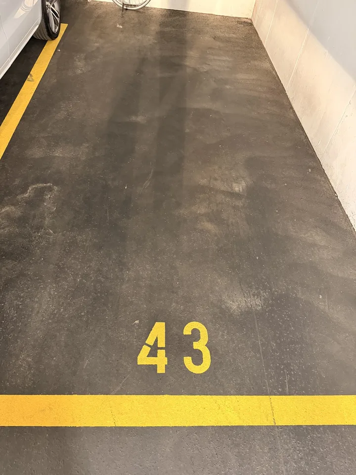 Moderne Tiefgaragenparkplätze im Zentrum von Geroldswil