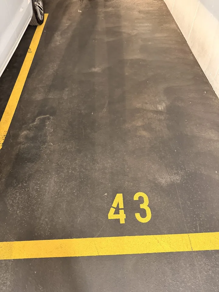 Moderne Tiefgaragenparkplätze im Zentrum von Geroldswil