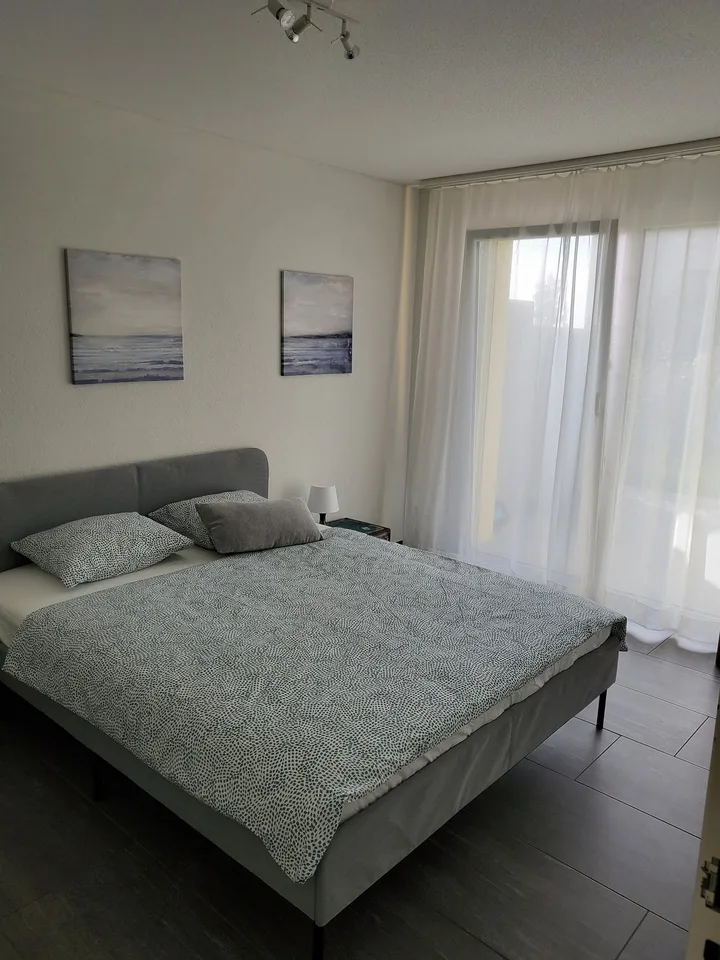 Möblierte Gartenwohnung mit Einzelgarage und Vorplatz