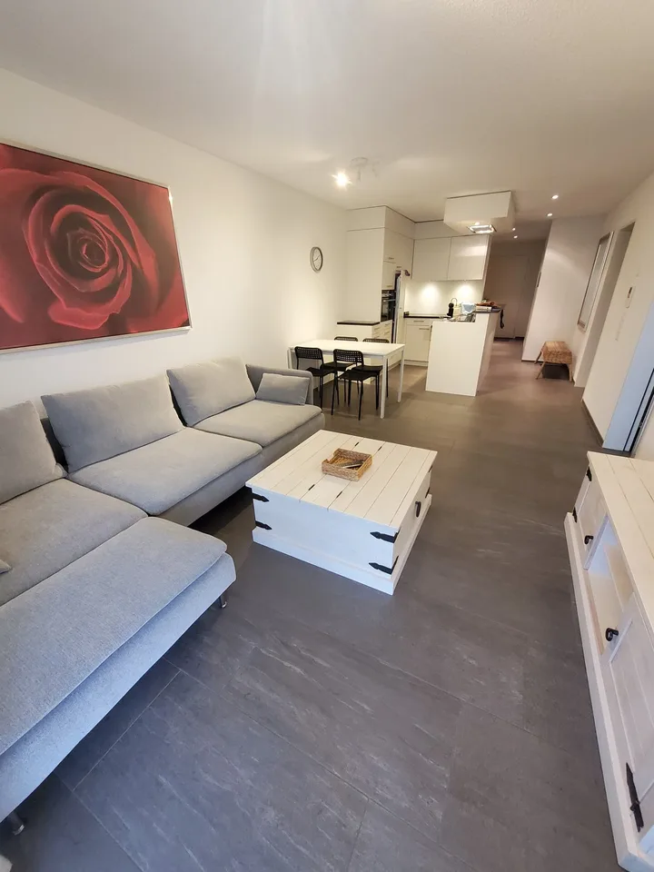 Möblierte Gartenwohnung mit Einzelgarage und Vorplatz