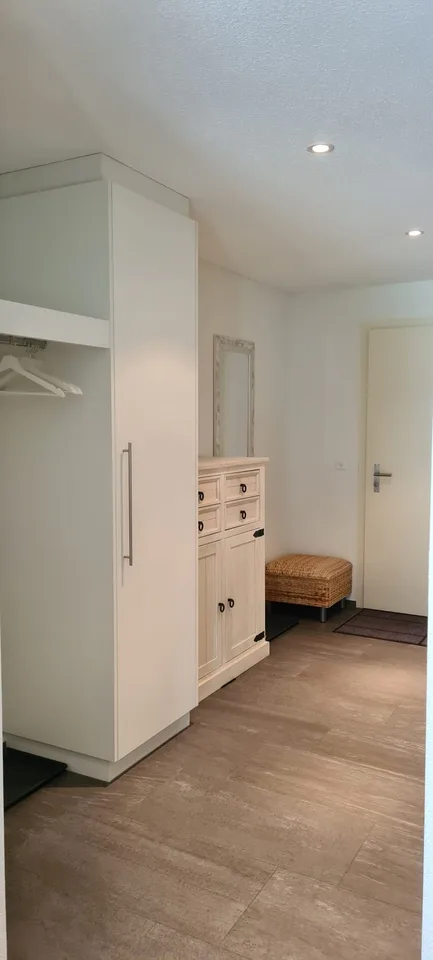 Möblierte Gartenwohnung mit Einzelgarage und Vorplatz