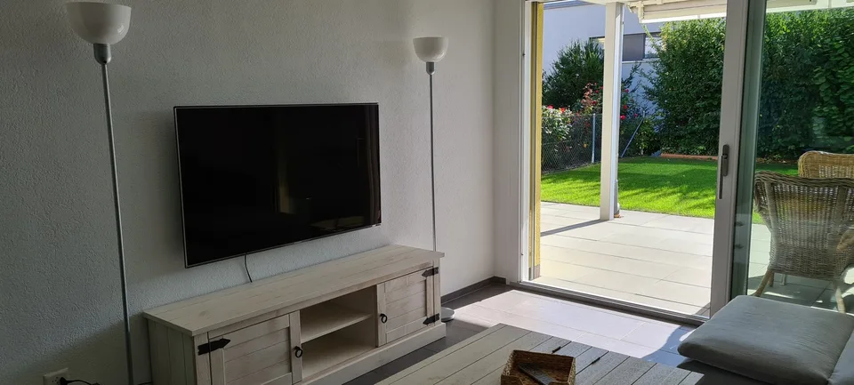 Möblierte Gartenwohnung mit Einzelgarage und Vorplatz