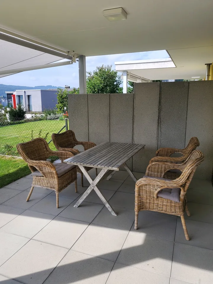 Möblierte Gartenwohnung mit Einzelgarage und Vorplatz