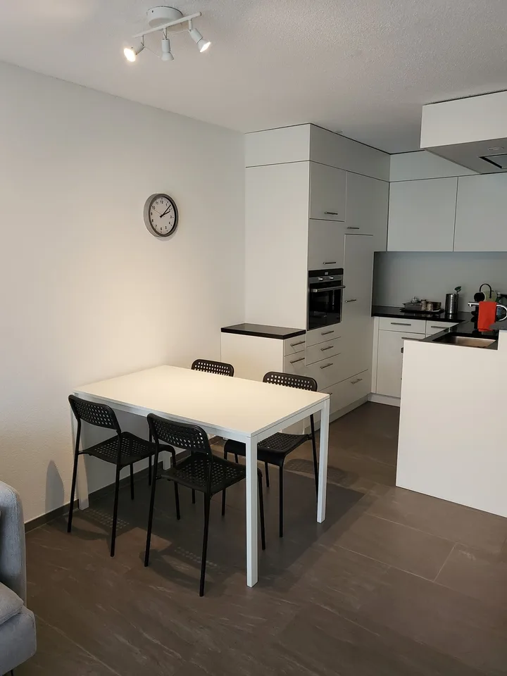 Möblierte Gartenwohnung mit Einzelgarage und Vorplatz