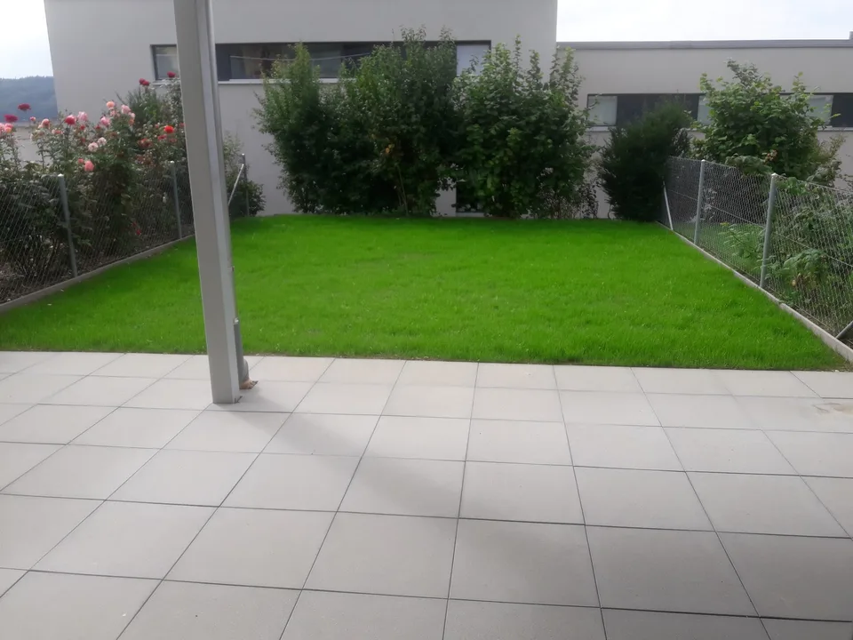 Möblierte Gartenwohnung mit Einzelgarage und Vorplatz