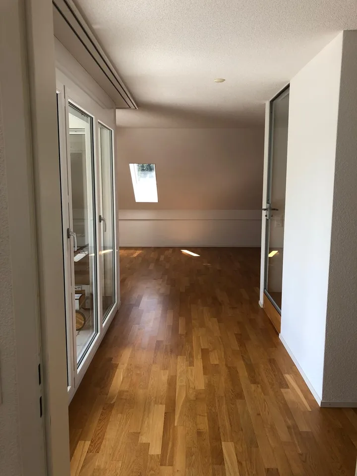 Helles und geräumige WG Zimmer in Stallikon ab 15 September