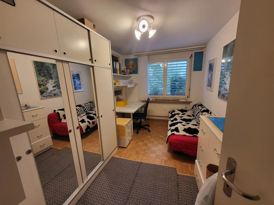 Möbliertes WG-Zimmer in grosser 3er-WG in Zürich-Höngg – ruhig & im Grünen