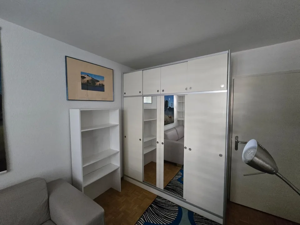 Möbliertes WG-Zimmer in grosser 3er-WG in Zürich-Höngg - ruhig und im Grünen