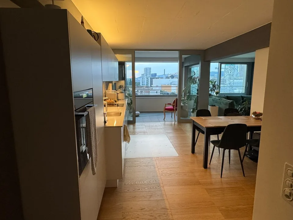 Freies Zimmer in lichtdurchfluteter Dreier-WG