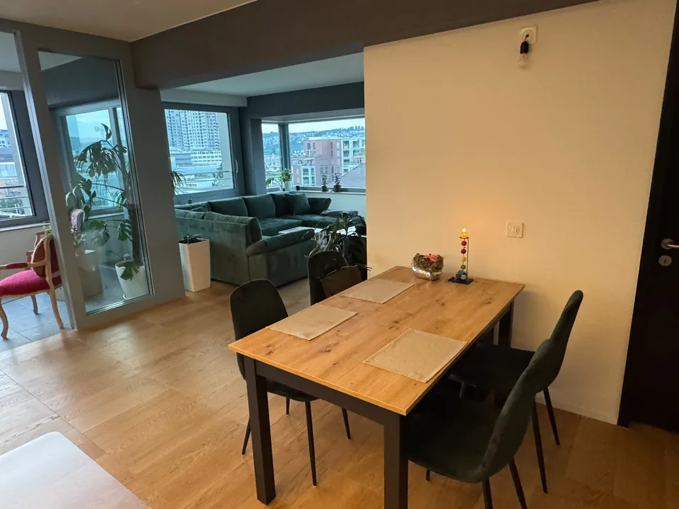 Freies Zimmer in lichtdurchfluteter Dreier-WG