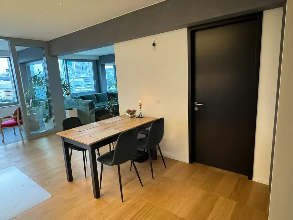Freies Zimmer in lichtdurchfluteter Dreier-WG
