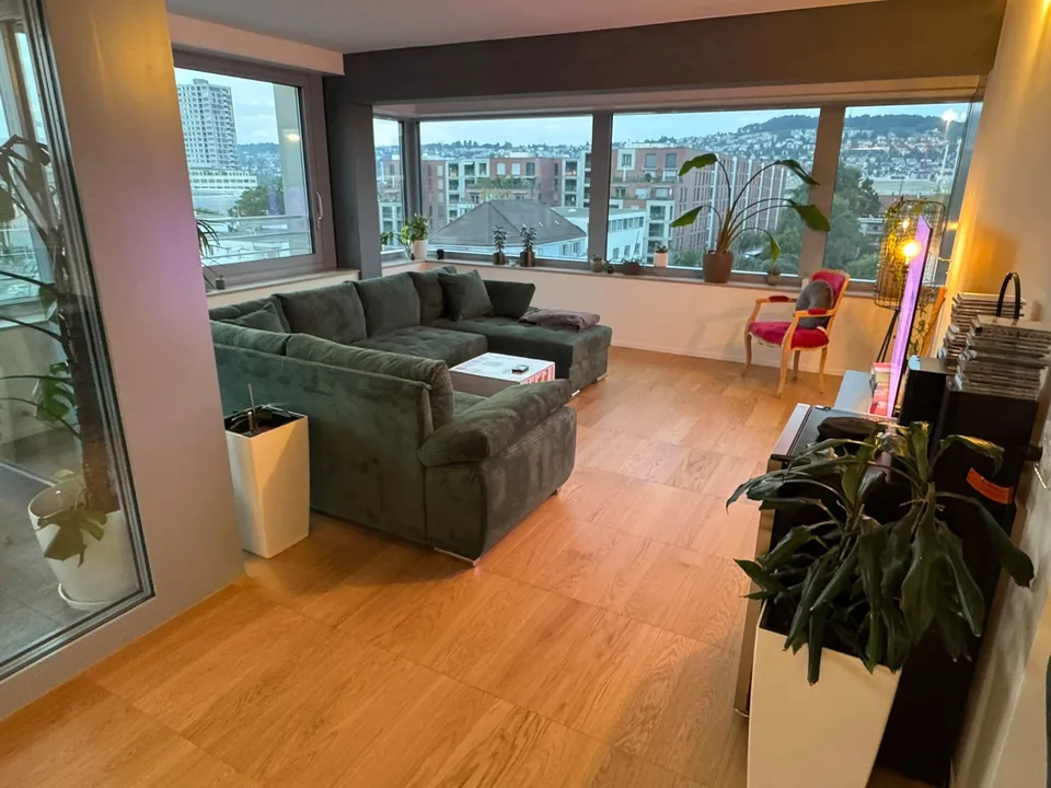 Freies Zimmer in lichtdurchfluteter Dreier-WG