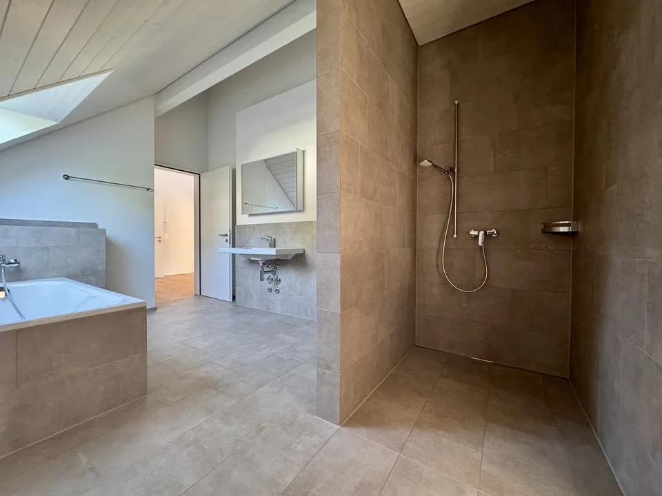 SCHÖN UND MODERN MIT GROSSEM BALKON