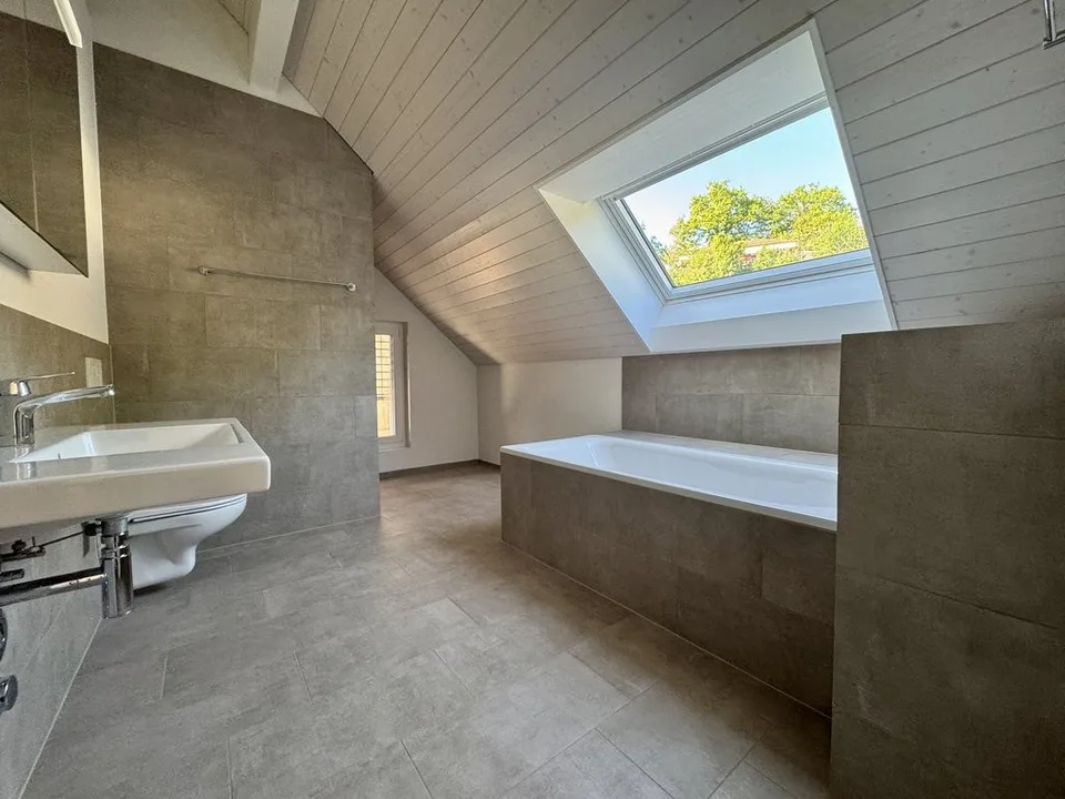 SCHÖN UND MODERN MIT GROSSEM BALKON